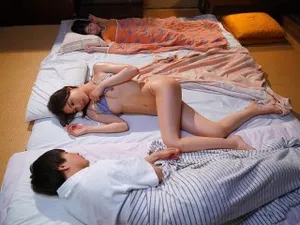 Nhẹ nhàng, nhẹ nhàng, cô chủ tiệm làm tóc nói cách âm ở đây không tốt và cô sợ bị phát hiện