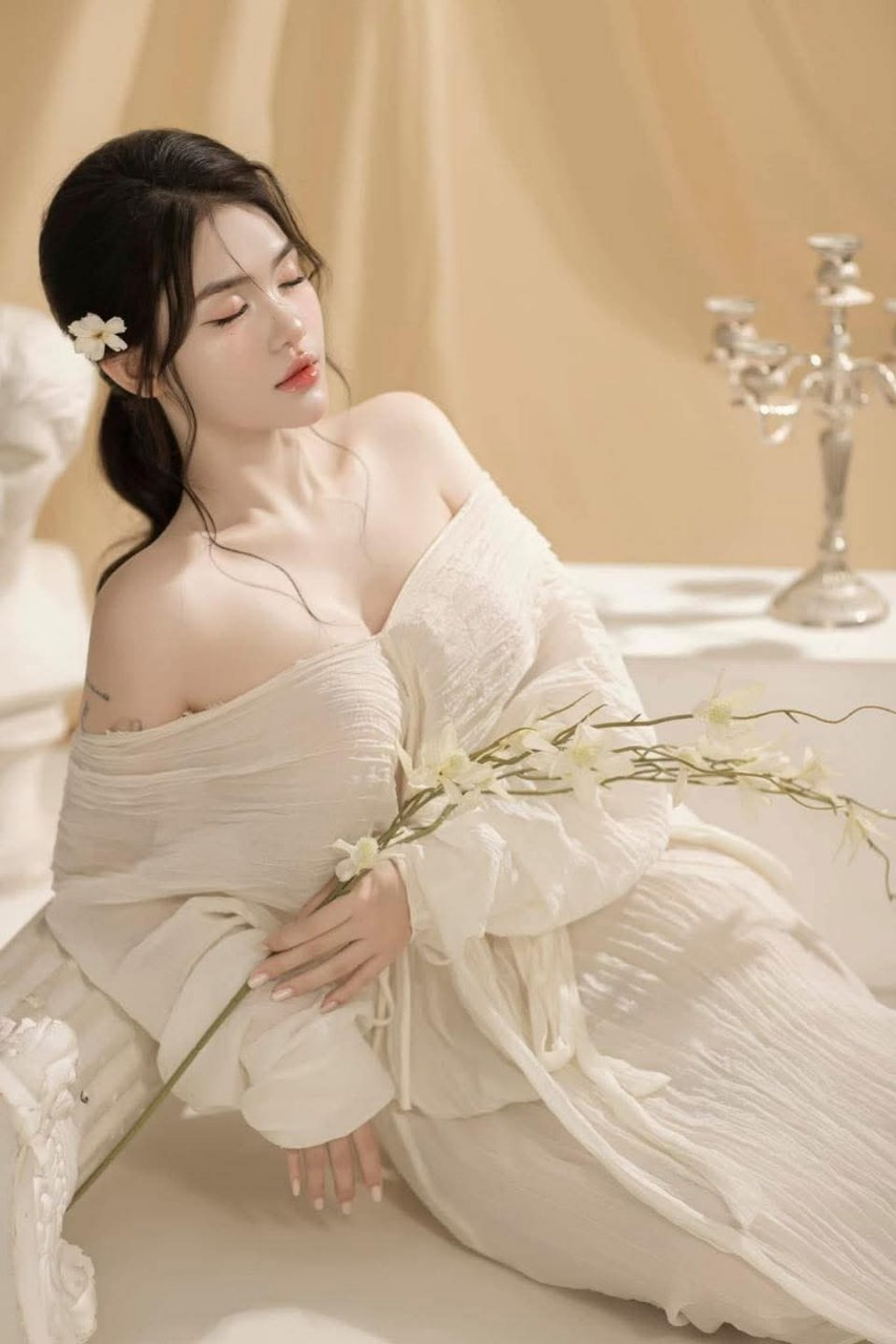 Biết chồng đang ngoại tình, cô vợ về quê gạ chịch bố chồng