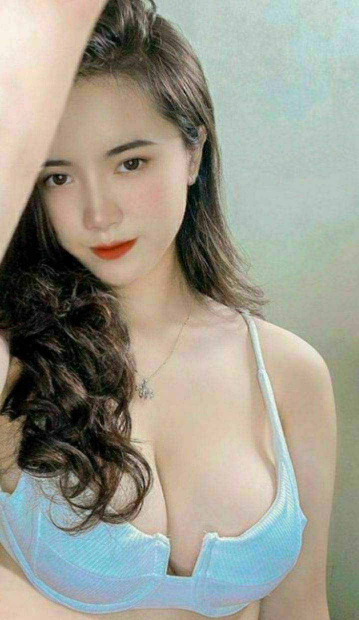 Một nữ sinh trong sáng, ngực lớn, tóc hồng, một cặp ngực hấp dẫn và lượng người hâm mộ tăng 60.000 chỉ trong một chương trình...